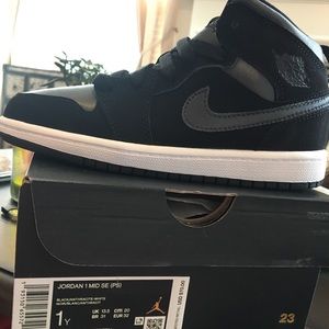 Nike Jorden 1 Mid Se Size 1 Y toddler Black